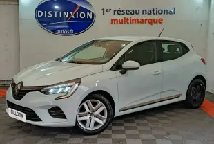 Renault Clio Business TCe 90 blanc vue 3/4 avant droit en intérieur avec jantes différentes à l'avant et à l'arrière.