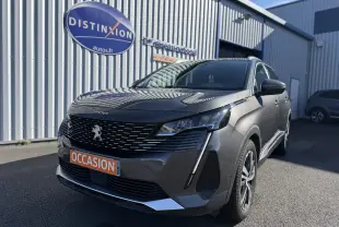 Peugeot 5008 gris en 3/4 avant droit, avec calandre noire et plaque orange "OCCASION" visible devant un bâtiment.