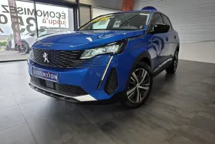 Peugeot 3008 Bleu Iron vue 3/4 avant droit, calandre chromée et jantes alliage bi-ton visibles en showroom.