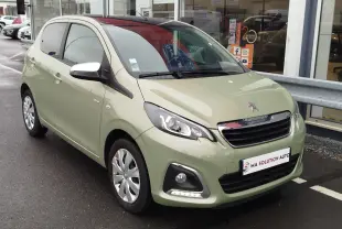 Peugeot 108 Smooth Green vue 3/4 avant droit, compacte essence avec feux LED et rétroviseurs chromés.
