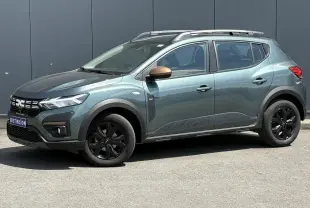 Vue de profil côté gauche d'une Dacia Sandero Stepway Vert Cèdre avec jantes noires et coques de rétroviseurs cuivrées.