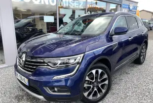 Renault Koleos bleu foncé vu en 3/4 avant droit avec jantes alliage et signature lumineuse LED distinctive.