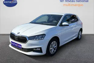 SKODA Fabia blanc glacier vue 3/4 avant droit, avec calandre noire et jantes alliage argentées.