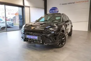 Vue 3/4 avant d'une CUPRA Formentor noire métal avec jantes noires et logo CUPRA sur le capot, en showroom.