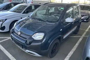 Vue 3/4 avant droite d'une FIAT Panda City Cross 2023 gris minuit avec protections noires et jantes noires.