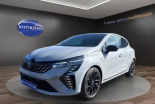 Renault Clio Esprit Alpine E-Tech gris clair vue 3/4 avant droit, avec jantes noires et calandre distinctive.