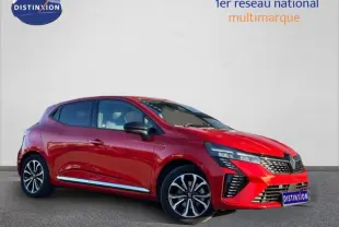 Renault Clio 1.6 E-Tech rouge flamme vue 3/4 avant droit avec jantes alliage et calandre marquée.
