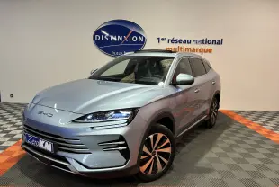 Vue 3/4 avant d'un BYD SEAL U hybride rechargeable couleur gris métallisé Tian Qing avec jantes distinctives et toit ouvrant.