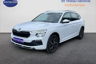 Vue 3/4 avant d’un Skoda Kamiq blanc glacier avec calandre noire et jantes alliage foncé, sur fond neutre extérieur.