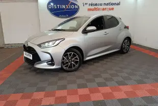 Toyota Yaris Hybride 116h gris clair vue 3/4 avant droit avec jantes alliage et phares LED ellipsoïdaux.