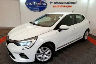 Renault Clio Business TCe 100 blanc vue 3/4 avant droit avec phares LED allumés en intérieur showroom.