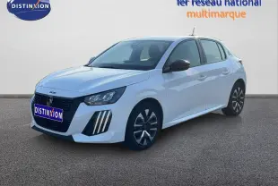 Peugeot 208 blanc banquise vue 3/4 avant droit, avec phares LED et jantes alliage distinctives.