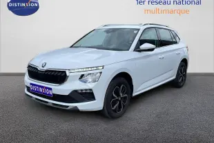 SKODA KAMIQ blanc glacier en 3/4 avant droit, avec calandre noire et jantes alliage distinctives.
