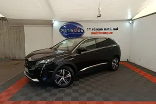 Peugeot 3008 noir en 3/4 avant droit, avec jantes alliage et calandre au design moderne, dans un showroom.