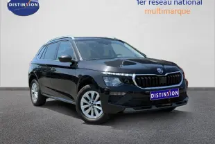 Skoda Kamiq 2025 noir Magic nacré en 3/4 avant droit, avec calandre chromée et jantes argentées.