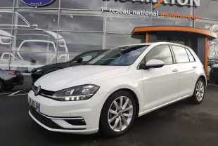 Volkswagen Golf 1.5 TSI EVO blanche vue 3/4 avant droit, avec jantes alliage et feux LED allumés.