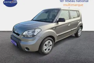 Vue 3/4 avant droite d'une KIA SOUL 2010 gris métal avec calandre noire et jantes acier simples.