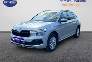 Vue 3/4 avant d'un Skoda Kamiq gris argent métallisé avec calandre noire et jantes alliage 16 pouces.