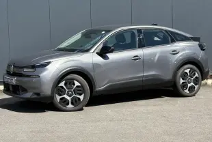 Vue de profil côté gauche d'une Citroën C4 Hybrid 145 gris Mercury avec jantes distinctives et toit noir.