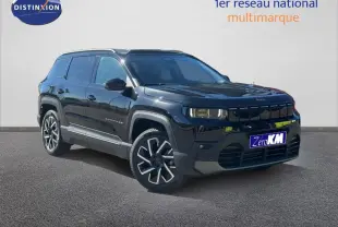 Jeep Compass Yosemite noir avec toit noir, vue 3/4 avant droit mettant en valeur ses jantes alu et calandre distinctive.