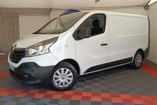 Fourgon Renault Trafic blanc vu en 3/4 avant droit, avec pare-chocs noir et jantes acier à enjoliveurs.