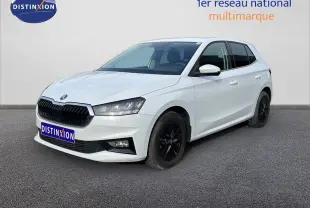 Vue 3/4 avant droite d'une Skoda Fabia blanche glacier avec jantes noires et calandre noire distinctive.