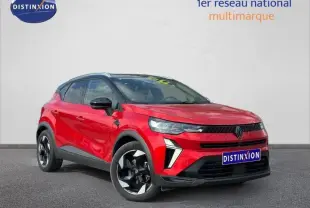 Vue 3/4 avant d'un Renault Captur 2025 rouge flamme avec toit noir et jantes alliage noires.
