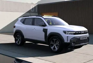 Vue 3/4 avant droit du Dacia Duster Hybrid 155 Journey blanc glacier avec calandre noire et jantes noires.
