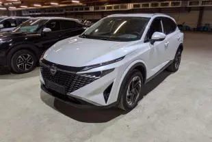 Nissan Qashqai blanc nacré vu en 3/4 avant droit, avec calandre noire et jantes alliage 18 pouces.