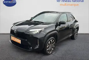 Toyota Yaris Cross noire vue en 3/4 avant droit, soulignant ses jantes bi-ton et son design compact moderne.