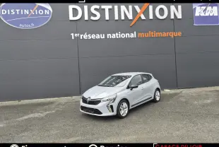 Renault Clio Evolution TCe 90 gris clair vue 3/4 avant, avec feux LED et jantes alliage devant un mur gris.