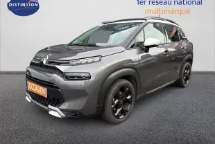 Citroën C3 Aircross gris platinium en 3/4 avant droit, avec jantes noires et rétroviseurs blancs.