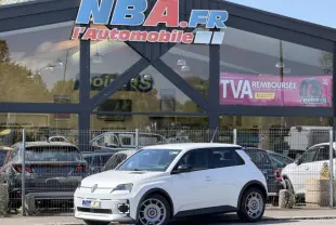 Renault R5 E-Tech blanc nacré vue 3/4 avant droit, avec jantes acier 18 pouces et signature lumineuse LED.