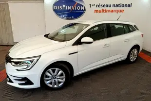 Renault Mégane Business E-Tech hybride blanche vue de côté droit 3/4 avant en intérieur showroom.