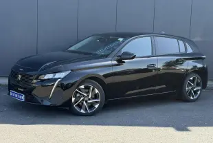 Peugeot 308 Hybrid 2025 noir Perla vue 3/4 avant, avec jantes alliage 17'' et feux LED distinctifs.