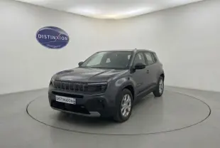 Jeep Avenger électrique gris en 3/4 avant droit, SUV compact avec calandre distinctive et jantes argentées.