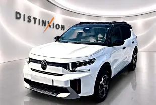 Citroën C3 Aircross blanc vue 3/4 avant droit avec toit noir et jantes alu dans showroom lumineux.