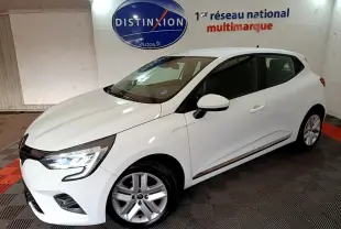 Renault Clio Business TCe 100 blanc vue 3/4 avant droit avec phares LED allumés en intérieur showroom