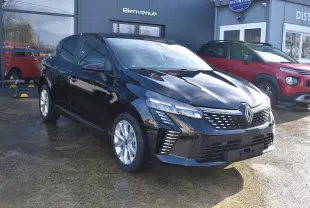 Renault Clio V TCe 90 noire vue 3/4 avant droit, avec calandre moderne et feux LED distinctifs.