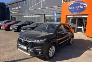 Suzuki S-Cross 2024 Cosmic Black Pearl en 3/4 avant droit, avec calandre noire et jantes alu visibles.