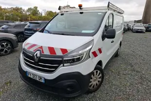 Renault Trafic Fourgon blanc en 3/4 avant droit avec bandes rouges réfléchissantes et galerie sur le toit.