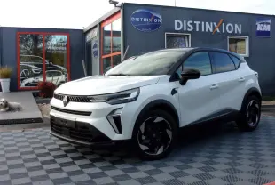 Renault Captur E-Tech blanc nacré vu de 3/4 avant droit sur parking extérieur avec plusieurs véhicules alignés.