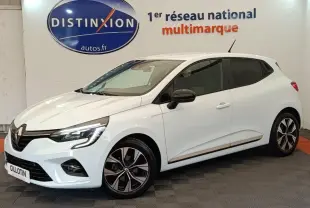 Renault Clio Evolution TCe 100 GPL blanc vue 3/4 avant droit, jantes alliage et rétroviseurs noirs.