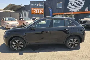 Vue de profil côté gauche d'une FIAT 600 noire hybride 2025 avec jantes alliage et coques de rétroviseurs noires brillantes.