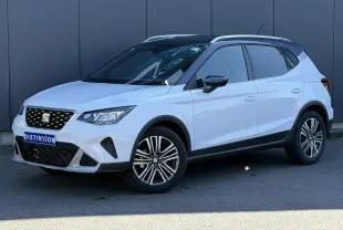 SEAT Arona blanc Nevada avec toit noir, vue 3/4 avant droit, jantes alliage 17 pouces et calandre chromée.