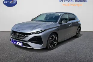 Peugeot 308 gris Artense métal en 3/4 avant droit, avec calandre distinctive et jantes alliage bicolores.