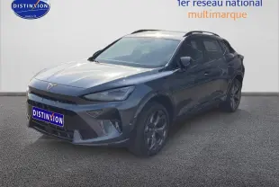 CUPRA Formentor gris magnétique en 3/4 avant droit, avec jantes alu et barres de toit visibles.