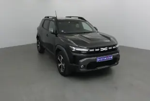 SUV Dacia Duster noir 2024 vu en 3/4 avant droit avec calandre moderne et jantes alliage bicolores.