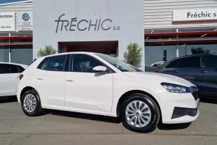 Vue de profil côté gauche d'une Skoda Fabia berline Active blanche 2022 avec jantes acier et feux avant LED.