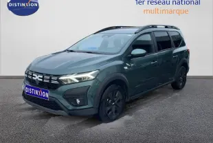 Vue 3/4 avant d'un Dacia Jogger 2025 vert cèdre métal avec jantes noires et toit noir.